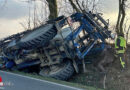 D: Landwirtschaftlicher Schlepper mit Feldspritze in Ense in Graben gekippt → Bergung mit Teleskoplader