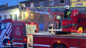 D: 9 Verletzte bei Kellerbrand in Moers ? Menschenrettung ber Drehleiter