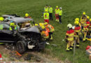 Schweiz: Autolenker überschlägt sich nach Kollision mit Überkopfwegweiser-Mast → lebensgefährlich verletzt eingeklemmt