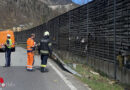 Oö: Transporter schlittert auf B 145 in Bad Ischl Lärmschutzwand entlang und wird aufgeschlitzt