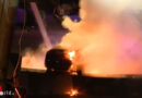 USA: Pkw von Autobahn gestürzt und in Flammen aufgegangen → zwei Schwerverletzte bei Los Angeles
