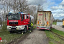 Oö: Sattelschlepper auf Radweg in Suben festgefahren