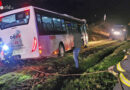 Oö: Im Feldweg steckender Autobus in Ottnang am Hausruck