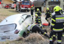 Stmk: Autobergung aus Wasserdurchlass in Kleinlobming (Lobmingtal)