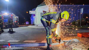 N: Gefllter Lichtmast nach Verkehrsunfall in Oberwaltersdorf