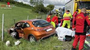 N: Ein Todesopfer (87) bei Kreuzungsunfall mit zwei Pkw in Markt Piesting