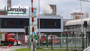 O: Brennender Laugenturm in Industriebetrieb in Lenzing