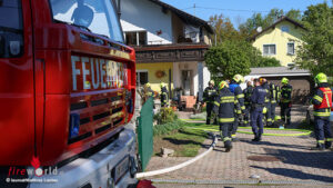 O: Drei Feuerwehren bei Kellerbrand in Einfamilienhaus in Pucking im Einsatz