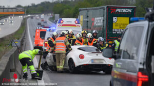 O: Sportwagen auf A1 bei Linz verunfallt