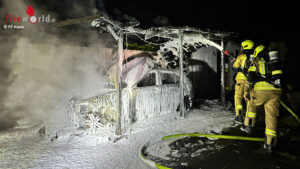 D: Pkw und Carport brannten in Alpen