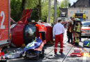 D: Pkw kollidiert in Essen mit Baum → Fahrer eingeschlossen