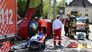 D: Pkw kollidiert in Essen mit Baum ? Fahrer eingeschlossen