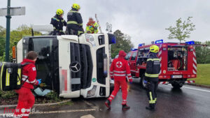 N: Mit Grnschnitt beladener Lkw in Kreisverkehr in Tulln umgestrzt ? Lenker ber Drehleiter befreit