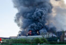 D: Enorme Rauchentwicklung bei Lagerhallen-Großbrand auf ehem. Landwirtschaftsbetrieb in Bredenbek