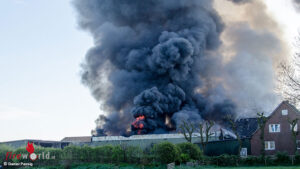 D: Enorme Rauchentwicklung bei Lagerhallen-Grobrand auf ehem. Landwirtschaftsbetrieb in Bredenbek