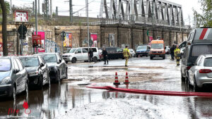 D: Wasserrohrbruch berschwemmt Strae in Dresden