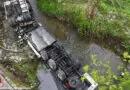 Oö: Sattelschlepper in Engerwitzdorf mit Rädern nach oben in Bach gestürzt