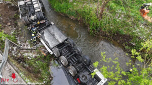 O: Sattelschlepper in Engerwitzdorf mit Rdern nach oben in Bach gestrzt