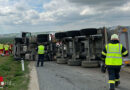 Nö: Umgestürzter Kipp-Sattelschlepper bei Göllersdorf → Fahrer über Windschutzscheibe befreit