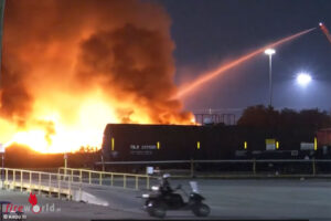 USA: Gummiprodukte im Ausma von zwei Fuballfeldern in Recycling-Anlage in Houston in Flammen