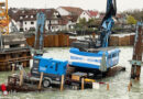 D: Schweres Arbeitsgerät auf Schwimmplattform im Hafen von Hagnau in Schieflage