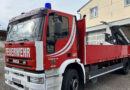 Vk: Lastfahrzeug (Iveco MT 180E27R) mit Hiab 125-3 Kran