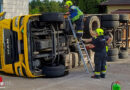 Nö: 3-Achs-Lkw neben Wohnhausanlage in Guntramsdorf umgekippt → Fahrer verletzt