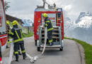 Oö: Übungs-Brand des Stallgebäudes am „Almresort Baumschlagerberg“ mit 9 Feuerwehren und 2,6 km Zubringleitung