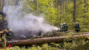 O: Brennender Forwarder ? Feuerwehren wenden Waldbrand ab ? fehlendes Handynetz verhindert Notruf