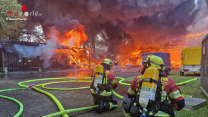 D: Brennende Garagen mit bergriff auf Wohnhaus und Werkstatt in Rendsburg