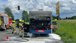 D: Autolenker machen Busfahrer auf brennenden Schulbus in Coesfeld aufmerksam