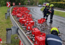 Nö: Sattelschlepper in Zwettl mit großem Bierverlust in Kurve