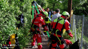 D: Feuerwehr Stuttgart rettet Person aus Versorgungsschacht