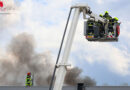 Oö: Brennende Photovoltaik-Anlage am Dach einer Firma in Sattledt