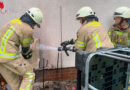 D: Aufmerksame Nachbarin bemerkt Brand hinter einer Garage