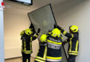 Stmk: Auto prallt in Zeltweg in Schaufenster