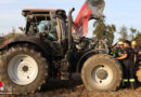 Oö: Brandausbruch an Traktor auf Feld in Bad Wimsbach-Neydharting