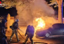 D: Brennender Müllcontainer und Ford Fiesta in Dresden