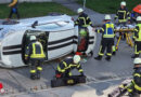 Bayern: 83-Jährige kippt beim Einparken vor dem Rotkreuz-Haus in Bad Reichenhall mit ihrem Opel auf die Fahrerseite