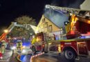 D: Zwei Drehleitern bei Dachstuhlbrand in ehemaligem Wohn- und Geschäftsgebäude in Bremerhaven eingesetzt
