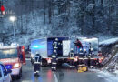 Oö: Betriebsmittelaustritt in Wiese und Bach nach Lkw-Pkw-Unfall in Bad Ischl