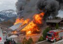Bayern: Stallgebäude am Untersalzberg in Berchtesgaden in Flammen → weit sichtbare Rauchwolke