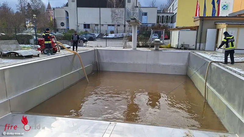 N-Feuerwehr-im-Bad-von-Zwettl-im-Hochwasser-S-uberungseinsatz
