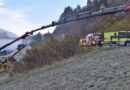 Schweiz: Mehrstündige Rettungsaktion für im am Dach liegenden Lkw eingeklemmten Fahrer