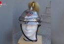 Nö: Bezirksübergreifender „Einsatz“: Feuerwehrhelm aus 19. Jhdt erstrahlt in neuem Glanz