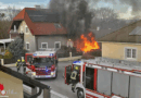 Nö: Pkw-Vollbrand in Blumau-Neurißhof drohte auf Wohnhaus überzugreifen