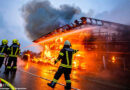 Oö: Großeinsatz bei brennender Maschinenhalle in Hochburg-Ach