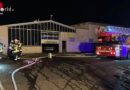 D: Feuerwehr löscht Brand im ehemaligen Autohaus in Schwalmtal