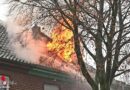 D: Drei Verletzte bei Dachstuhlfeuer an Doppelwohnhaus am 1. Weihnachtstag in Pulheim