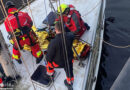 D: Höhenretter der Feuerwehr Bremerhaven unterstützen Personenrettung von einem Sportboot